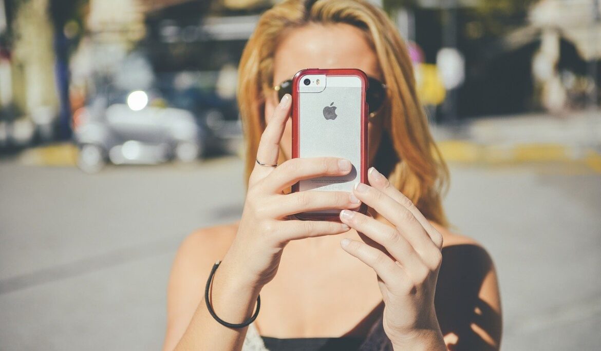 IPhone SE kryt nejen ochrání, ale dokáže z něj udělat i módní doplněk