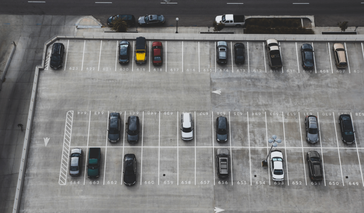 Typy parkování na letišti Praha – ceny, výhody a časová omezení